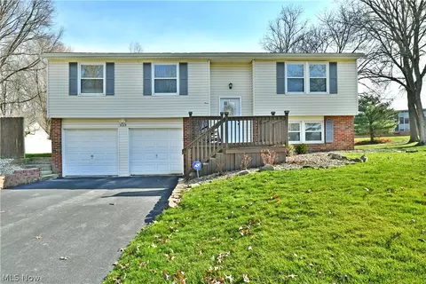 523 Heatherwood Dr SE, Warren, OH 44484