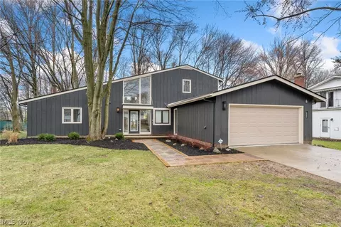 1642 Mendelssohn Dr, Westlake, OH 44145