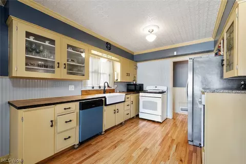 Kitchen - 508 Washington Ave, Elyria, OH 44035 photo 1 of 2