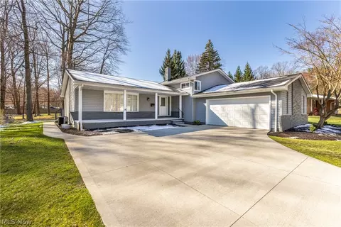 27647 Cottonwood Trl, North Olmsted, OH 44070