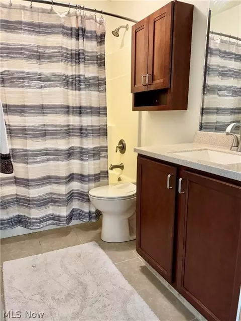 Bath - 255 Fuller Dr NE, Warren, OH 44484 photo 1 of 7