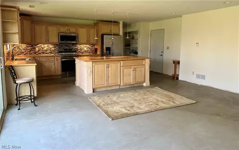 Kitchen - 255 Fuller Dr NE, Warren, OH 44484 photo 2 of 3