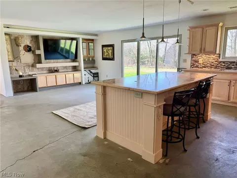 Kitchen - 255 Fuller Dr NE, Warren, OH 44484 photo 3 of 3