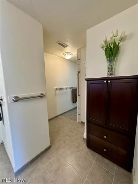 Entry Way - 255 Fuller Dr NE, Warren, OH 44484 photo 2 of 2