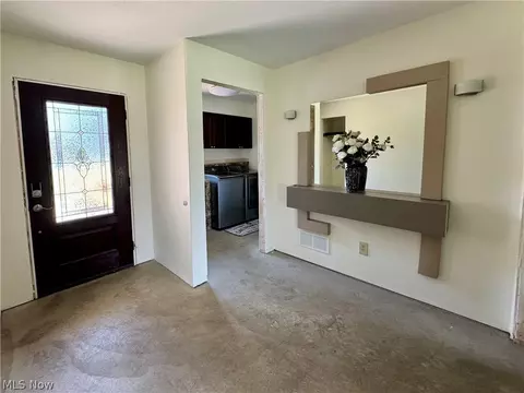 Entry Way - 255 Fuller Dr NE, Warren, OH 44484 photo 1 of 2