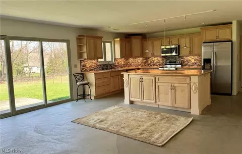 Kitchen - 255 Fuller Dr NE, Warren, OH 44484 photo 1 of 3