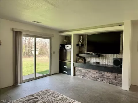 Living - 255 Fuller Dr NE, Warren, OH 44484 photo 1 of 1