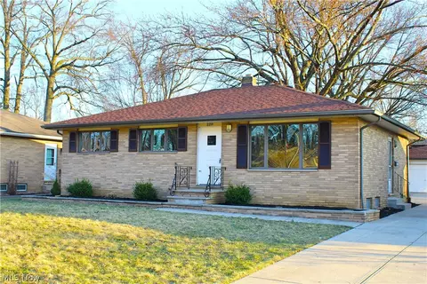 2219 Vinewood Dr, Parma, OH 44134