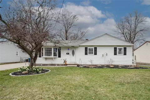 7647 Pinehurst Dr, Mentor On The Lake, OH 44060