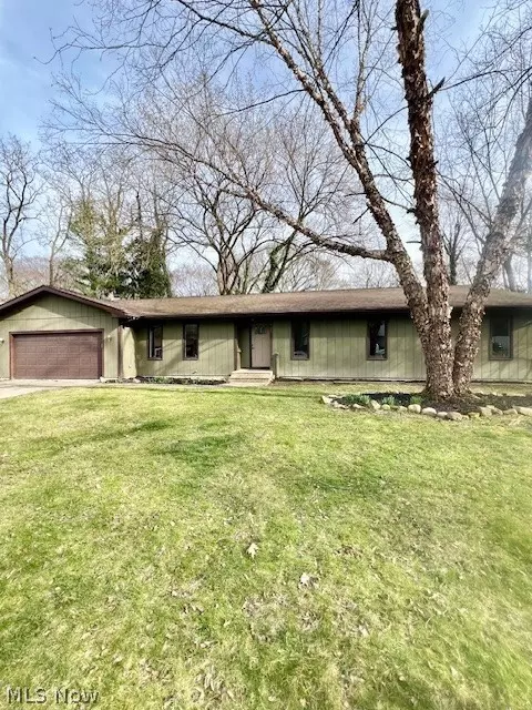 515 Ravine View Dr, Akron, OH 44303