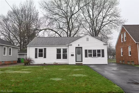 1722 Longwood Dr, Mayfield Heights, OH 44124