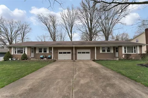 56 Stacy Dr, New Middletown, OH 44442