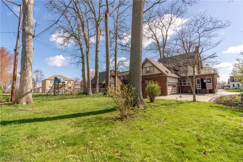 Exterior - 357 Raff Rd NW, Canton, OH 44708 photo 6 of 9