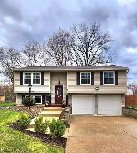 576 Heatherwood Dr SE, Warren, OH 44484