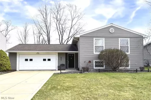 6043 Gareau Dr, North Olmsted, OH 44070