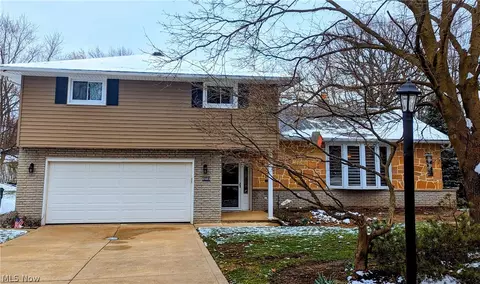 6803 Bryant Ln, Seven Hills, OH 44131