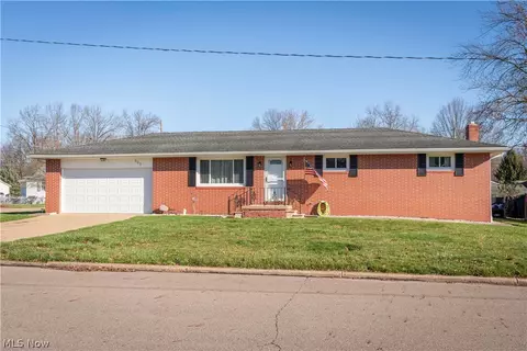 395 2nd St SE, Brewster, OH 44613