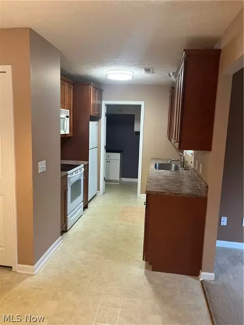 Entry Way - 3949 Marsh Creek Ln, Rootstown, OH 44272 photo 1 of 2