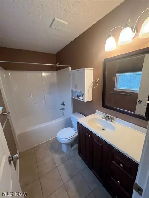 Bath - 3949 Marsh Creek Ln, Rootstown, OH 44272 photo 2 of 2