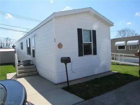 54 Franzen Ln, Akron, OH 44310