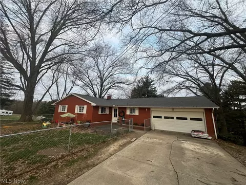 5665 Kenny Dr, Zanesville, OH 43701