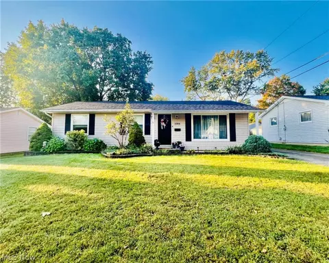 1984 Kelsey Dr, Cuyahoga Falls, OH 44221