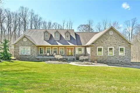 5557 Walnut Grove Cir, Struthers, OH 44471