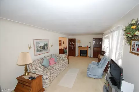 Living - 189 Creed St, Struthers, OH 44471 photo 1 of 1