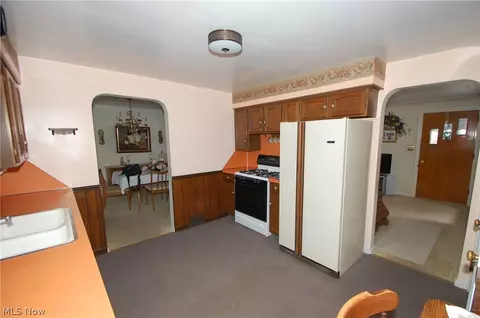 Kitchen - 189 Creed St, Struthers, OH 44471 photo 2 of 2