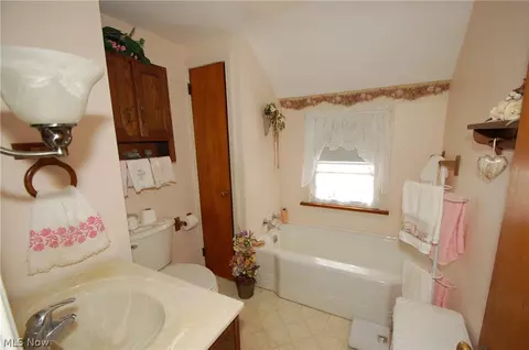 Bath - 189 Creed St, Struthers, OH 44471 photo 1 of 1
