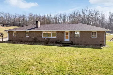 11780 Center Dr NE, Magnolia, OH 44643