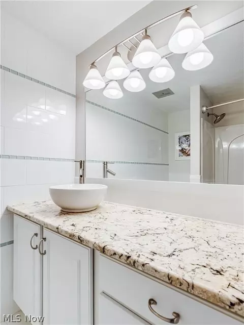 Bath - 344 Silver Ridge Dr, Copley, OH 44321 photo 3 of 4