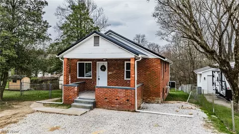 1106 Core Rd, Parkersburg, WV 26104