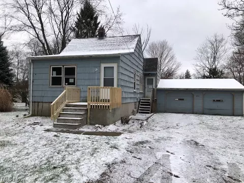 8806 Fosdick Rd, Valley View, OH 44125