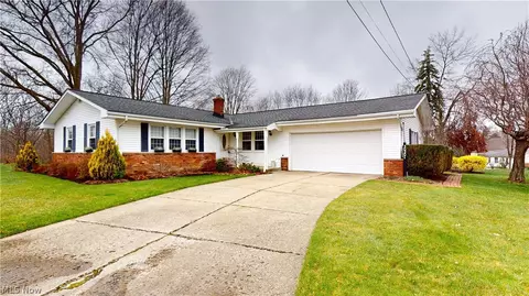 30201 Meadowview Dr, Wickliffe, OH 44092