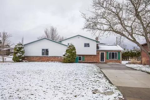 7214 Lynbrook Dr, Oakwood Village, OH 44146