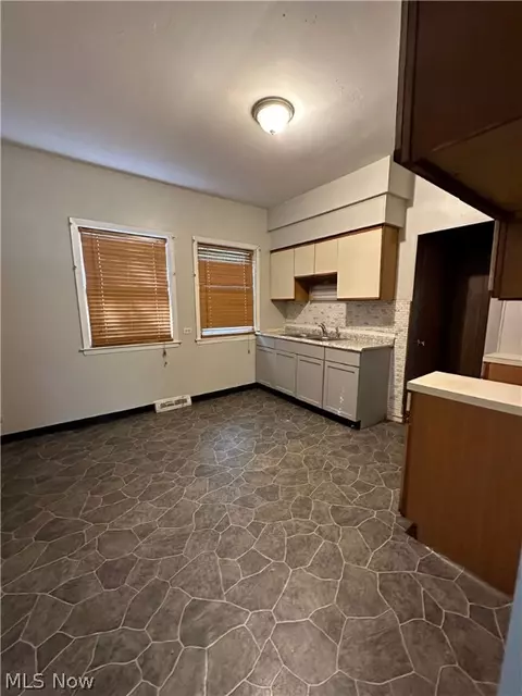1409 E 86th St, Cleveland, OH 44106 photo 4