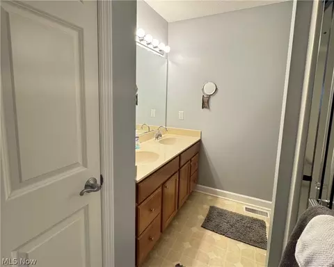 Bath - 7771 Gresham Ln, Hudson, OH 44236 photo 2 of 5