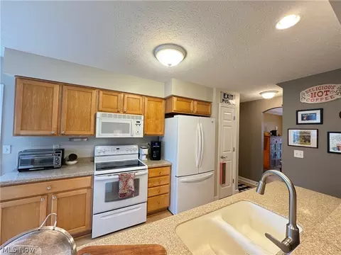 Kitchen - 7771 Gresham Ln, Hudson, OH 44236 photo 5 of 5