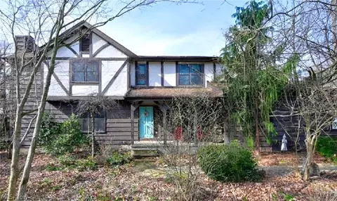 17528 Indian Hills Dr, Chagrin Falls, OH 44023