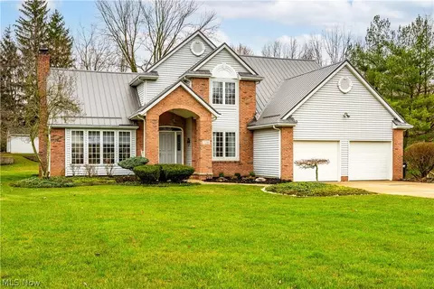 720 Willow Creek Dr, Amherst, OH 44001