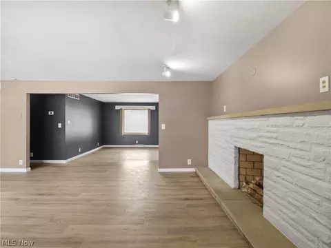 533 Hartford Dr, Elyria, OH 44035 photo 5