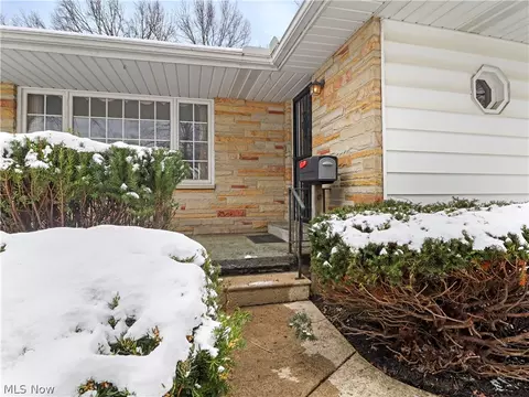 533 Hartford Dr, Elyria, OH 44035 photo 2