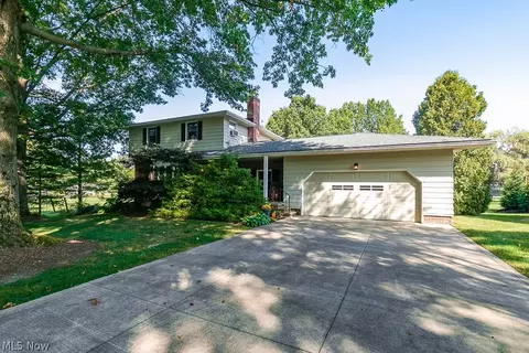 7516 Apple Blossom Ln, Chesterland, OH 44026