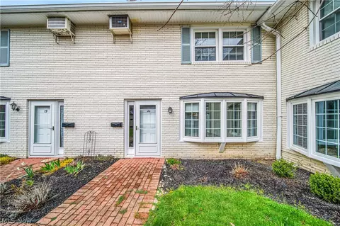 8 Meadowlawn Dr #20, Mentor, OH 44060