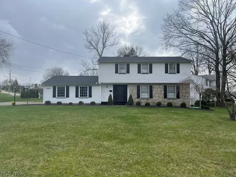 2937 Palmarie Dr, Poland, OH 44514