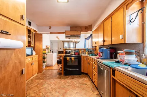 Kitchen - 335 E Ohio Ave, Sebring, OH 44672 photo 2 of 2