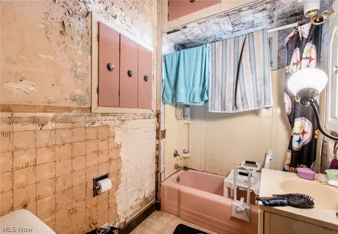 Bath - 335 E Ohio Ave, Sebring, OH 44672 photo 1 of 1