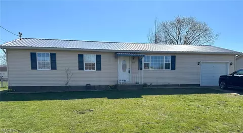 307 Lincoln Dr, Mineralwells, WV 26150