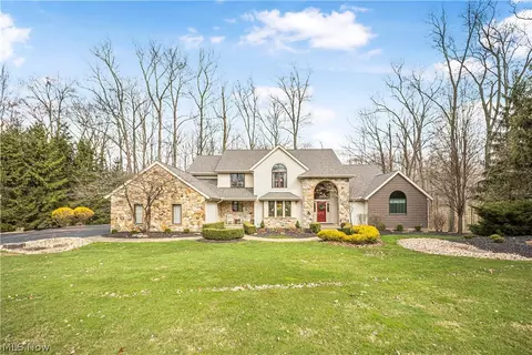 9057 Regency Woods Dr, Kirtland, OH 44094